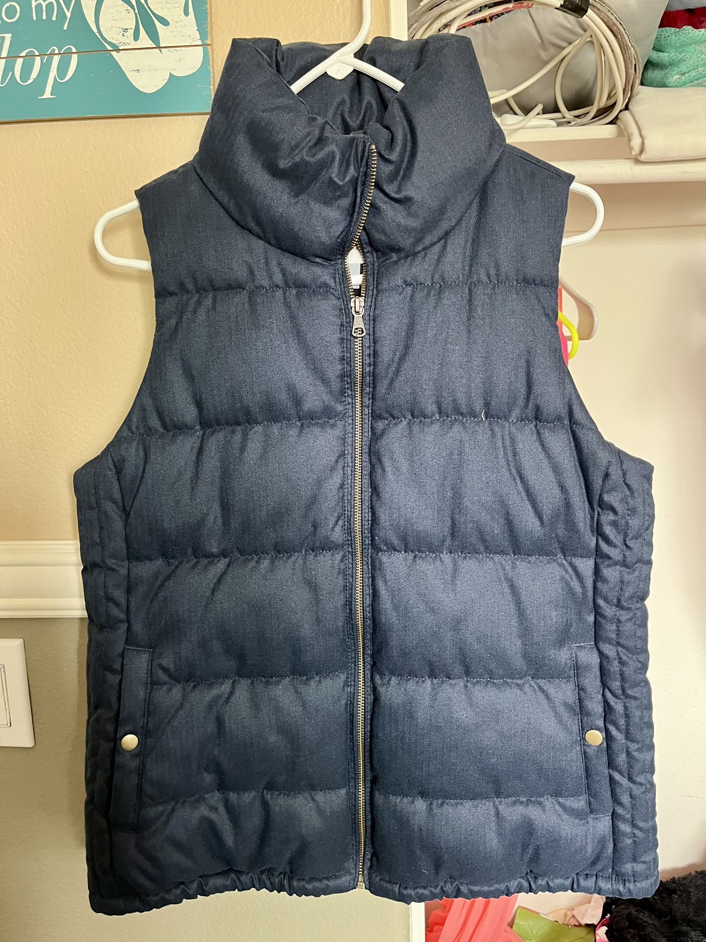 Old Navy Puffer Vest – Women’s Size Medium