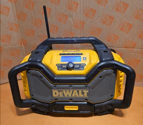Dewalt 20V MAX Bluetooth Radio & Charger Includes 20v MAX XR 6Ah Battery Price is Firm Meet up in Burien Yes Available