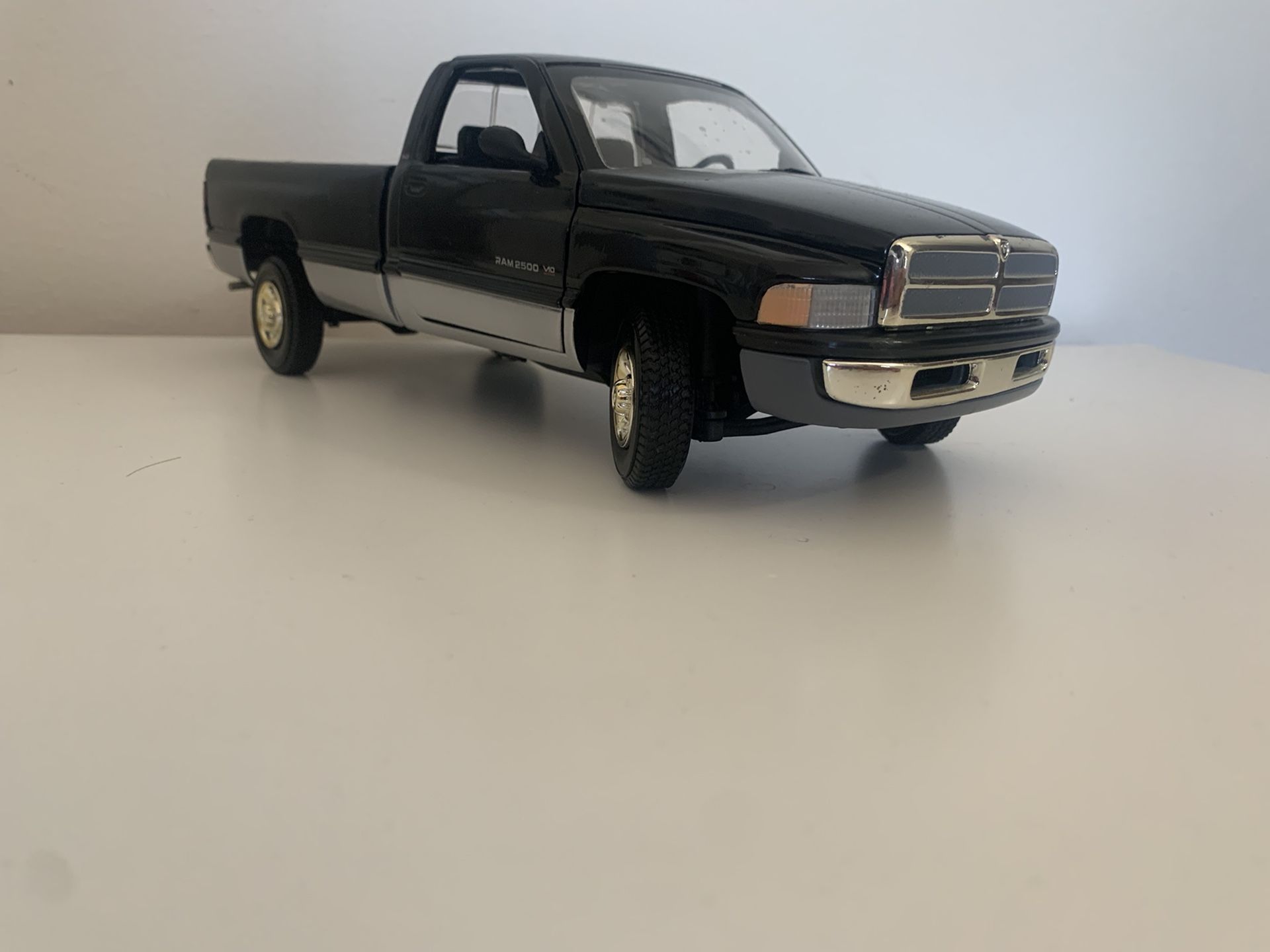 Diecast Ertl American Muscle 1995 Dodge Ram Scale 1:18 Good