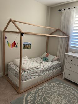  Wooden Canopy Bed Frame-Twin 