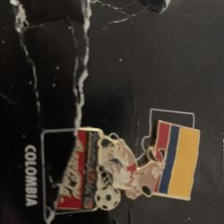 Colombia Coca Cola Pin Vintage