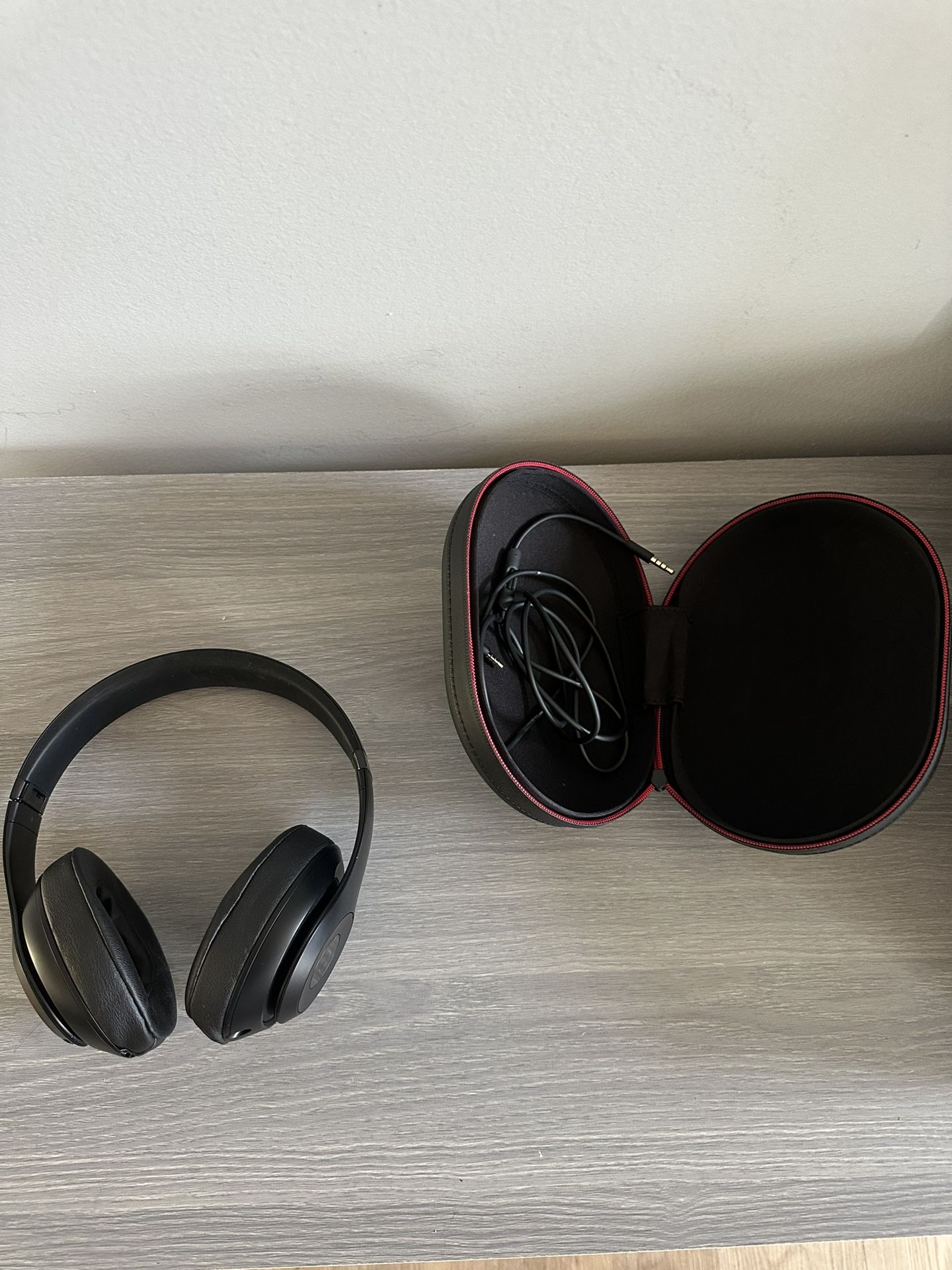 Beats Black Wireless With Wire As Well And Case