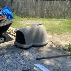 Large Igloo Dog House 