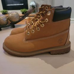 Size 6.5 Wheat Woman's Timberland Boots **Pick Up As Well