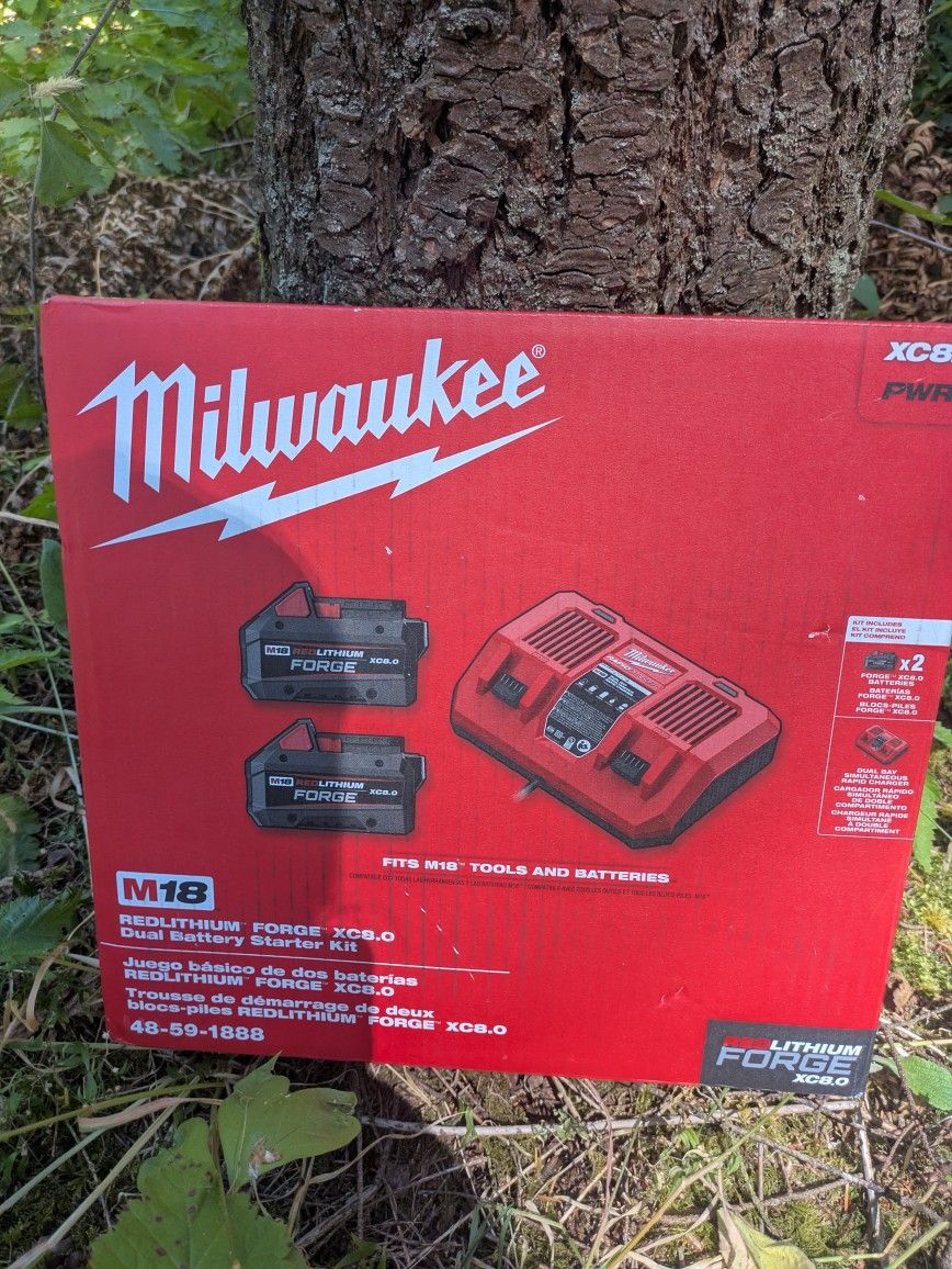 Milwaukee
M18 18-Volt Lithium-Ion REDLITHIUM FORGE Starter Kit with Two XC 8.0 Ah Battery and Dual Bay Rapid Charger