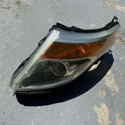 2011-2015 Ford Explorer Headlight Halogen Left Driver side genuine Oem 