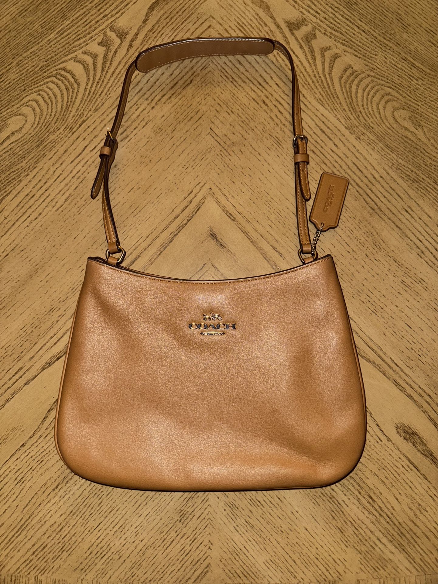 Coach Tan Leather Shoulder Bag – Classic Hobo Style – Gold Logo (LIGHTLY USED)