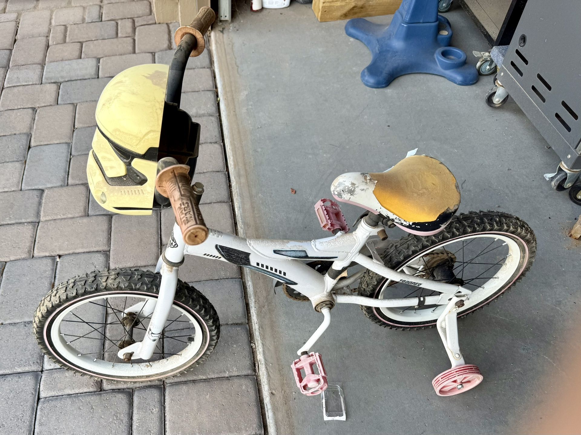 Star Wars kids bike with training wheels