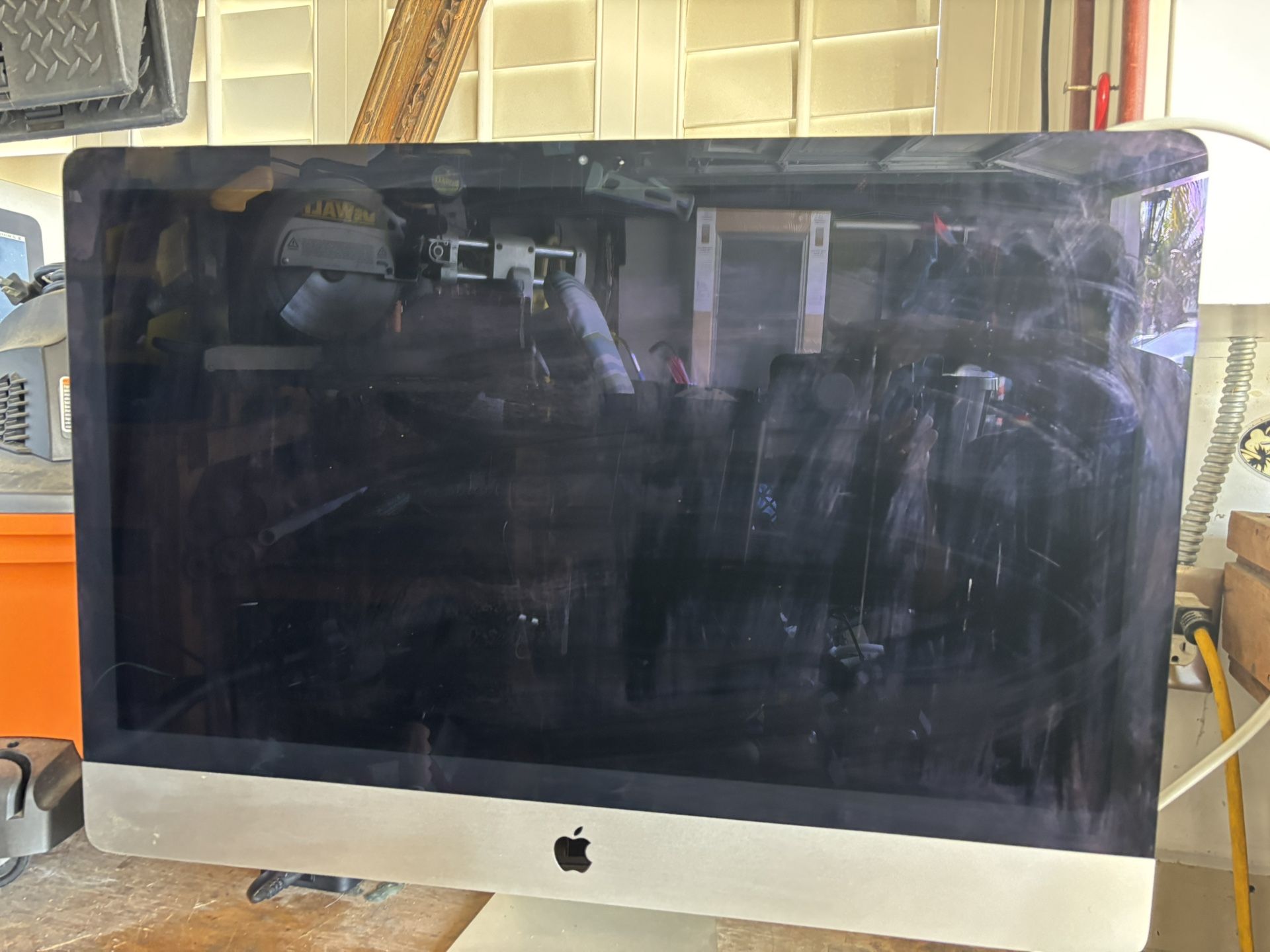 Apple Monitor Large