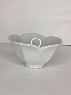 White Porcelain Scalloped Flower Lotus Tulip Bowl Ribbed Texture Small Dish