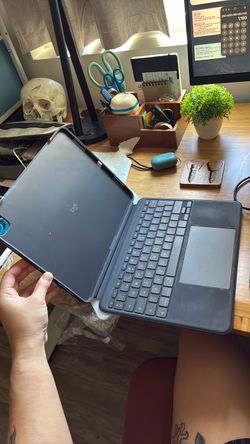 Spanish Logitech iPad Pro 13 Case