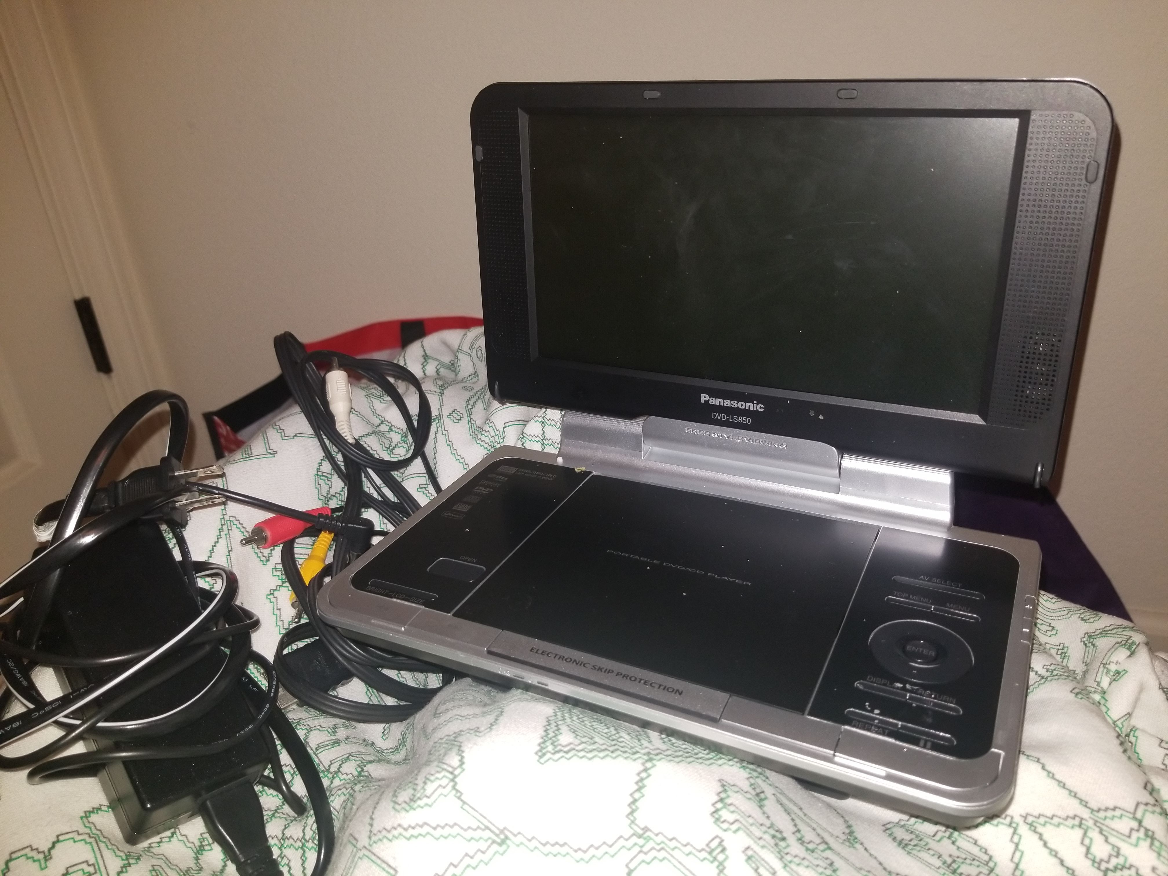 Panasonic DVD-LS850 Portable DVD Player (8.5")