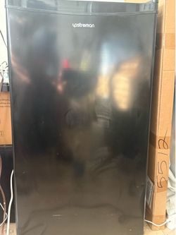 Upstreman 3.2 Cu Ft Mini Fridge w/ Freezer Excellent Condition