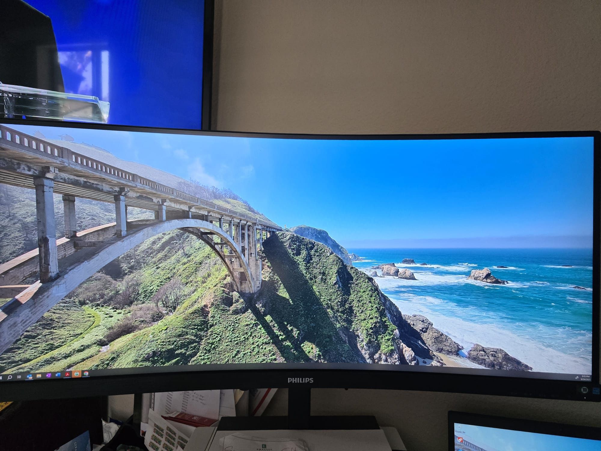 Round Screen Monitor