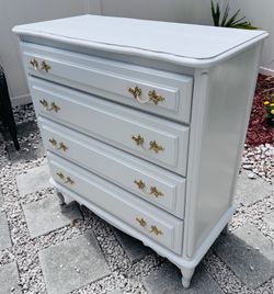French Provincial dresser with 4 drawers