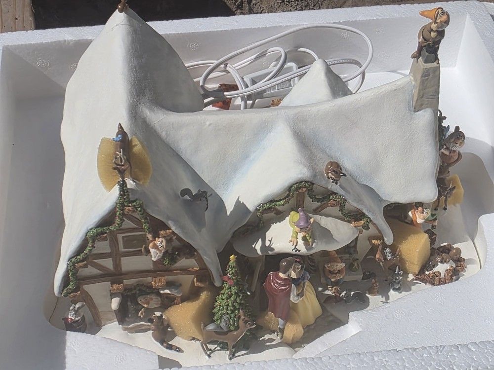DISNEY Snow White XMAS Cottage Danbury Mint