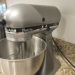 


+2
This is a KitchenAid Classic Plus Series 4.5 Quart Tilt-Head Stand Mixer in a silver or grey color.