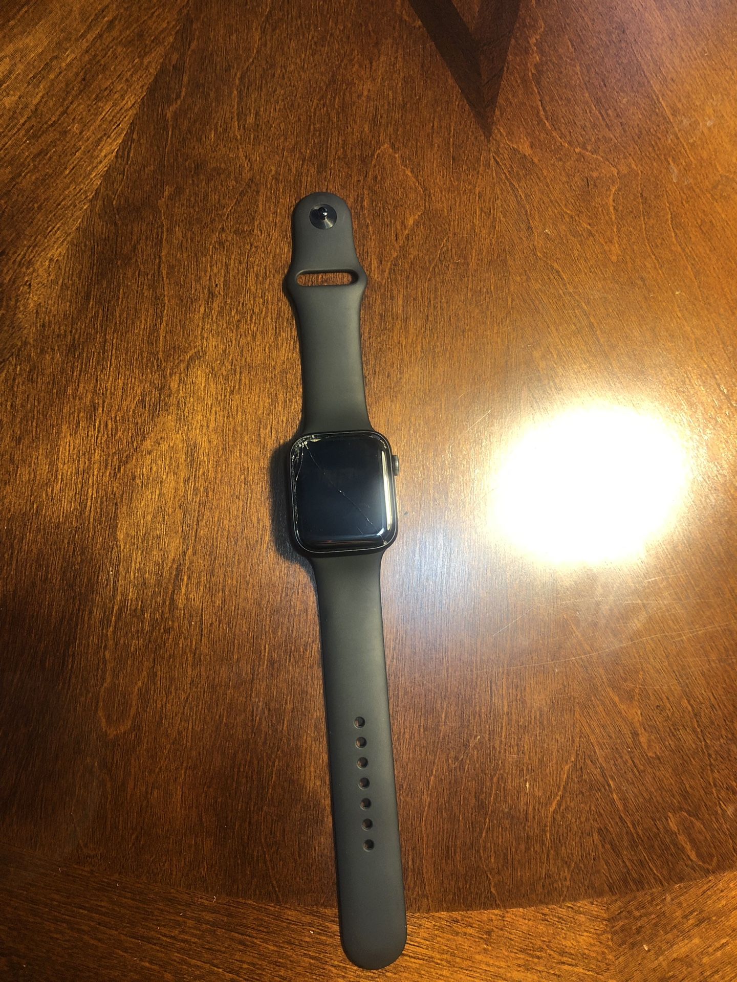 Apple Watch 4 44mm cracked