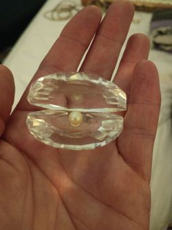 Swarovski Crystal Glass Clam Shell with Pearl Figurine