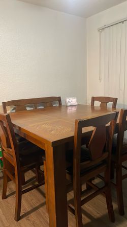 Dining Table (BEST OFFER)