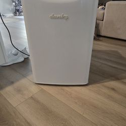 Mini fridge 