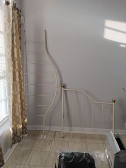 Off-White Metal Daybed w/ Gold/Brass Color Accents (NW 89128)