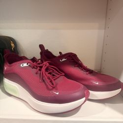 Nike women Sneaker 6 1/2 