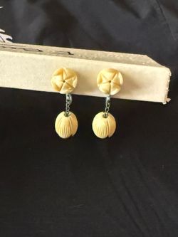 VINTAGE CARVED FLOWER HAWAIIAN EARRINGS