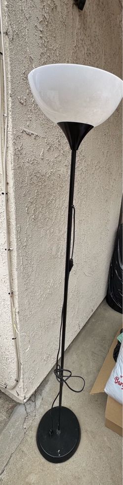 Floor lamp with light bulb