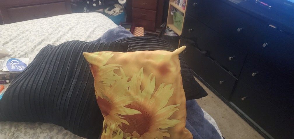 THROW PILLOWS 2BLACK AND ONE SUNFLOWER