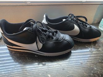 womens nike Cortez shoes tennis size 9