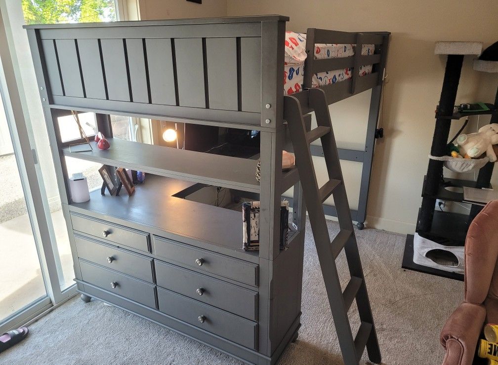 Loft Bunkbed With Built-in-Desk