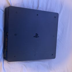 Playstation 4 Slim , 2 Controllers