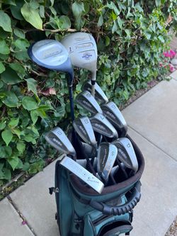 Women’s golf club set with a golf bag