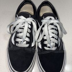 Women’s 6.5 Old Skool Style Vans. 