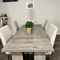 Elegant Dinning Table , Like New 