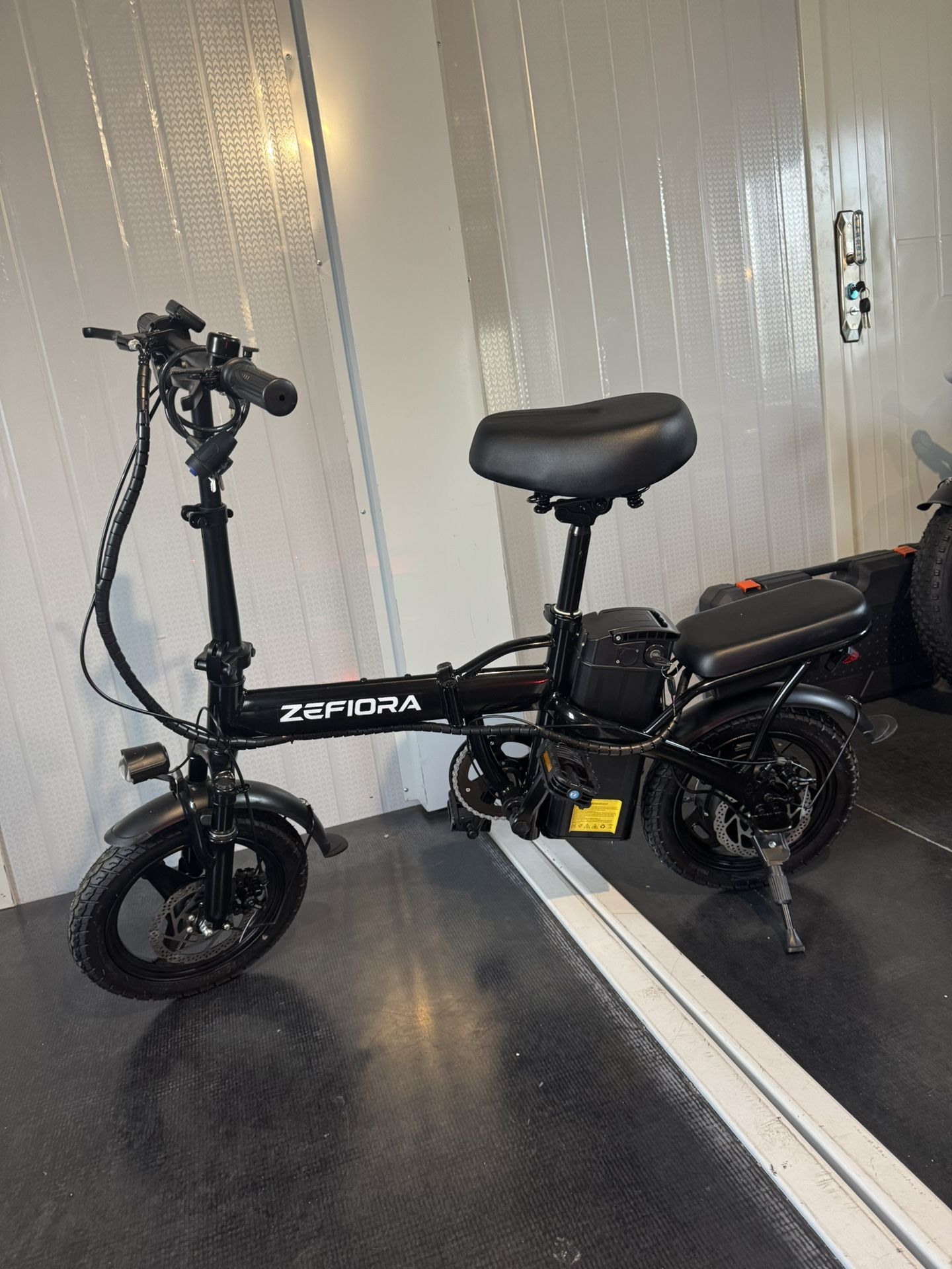 Folding electric bicycle