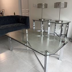 Conjunto de sala de estar moderno: sofás capitoné de terciopelo y mesas de cromo y vidrio. Excelente estado.