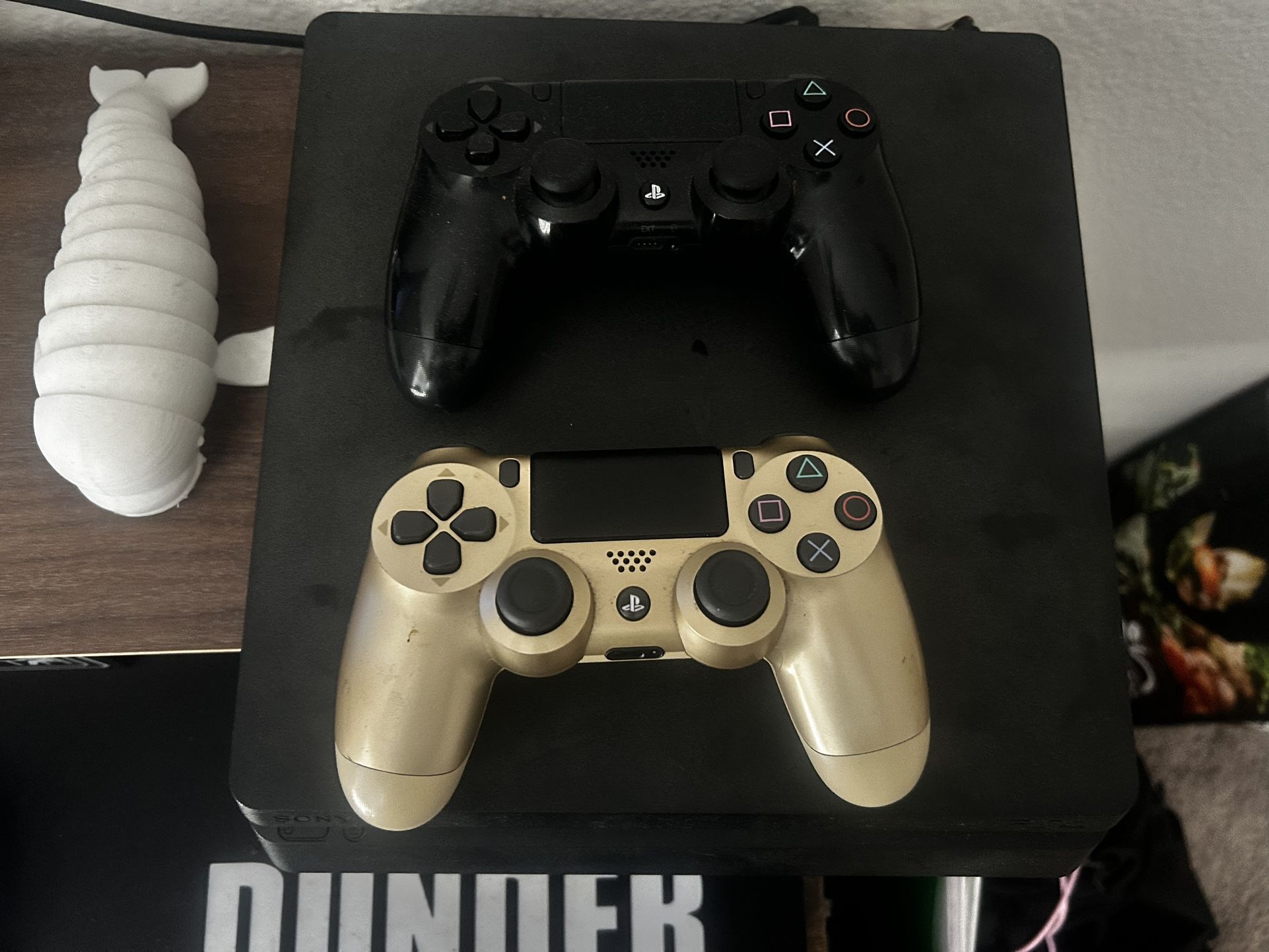 1TB ps4 slim with two original controllers