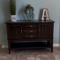 Entry Table / Buffet