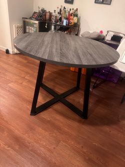 Round dining table