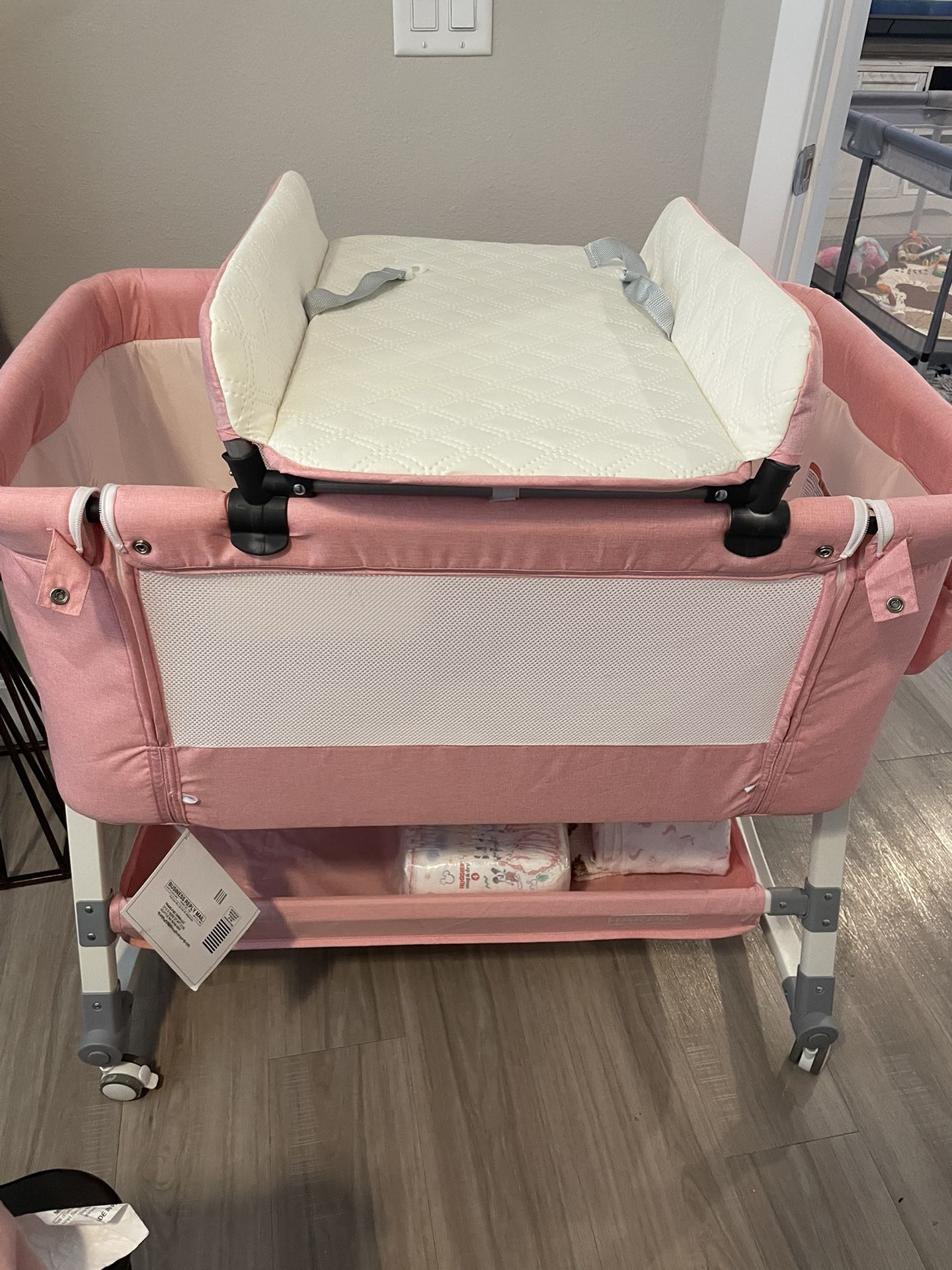 Bedside bassinet With changing table and net Closure