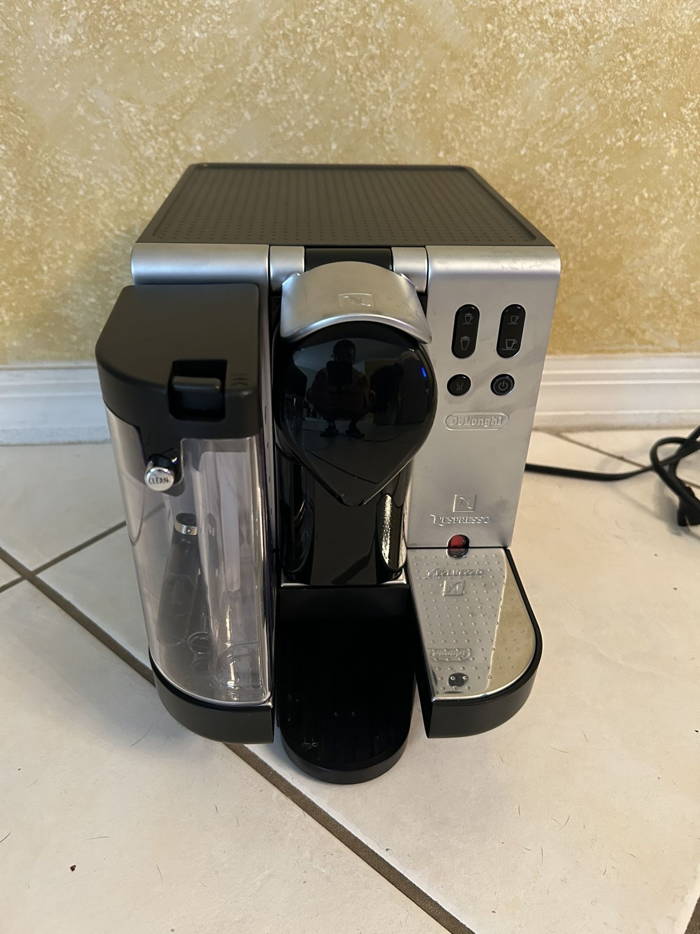 Delonghi Nespresso Lattissima Espresso Maker