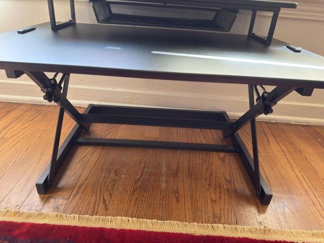 Sit to stand workstation (Excellent Condition)
