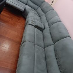 *Weekly Feature!!!*---Sophisticated Alejandra Gray Fabric Reclining Sectional Sofa---Delivery And Financing Available🤠