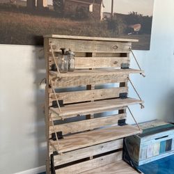 Rustic Pallet Bookshelf