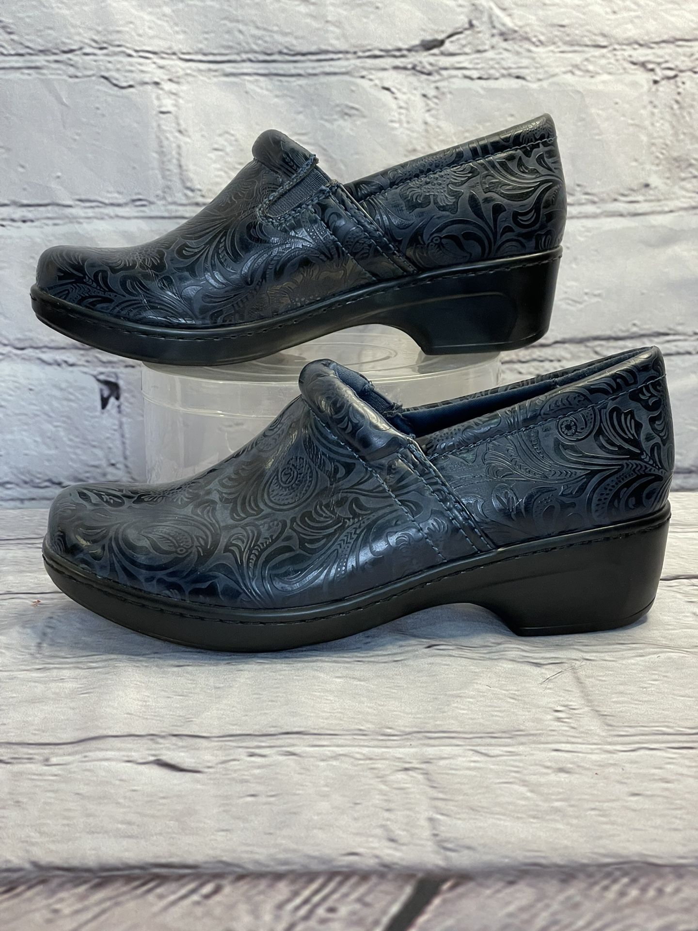 Yuu Womens Bethanee Clogs Shoes Black Floral Embossed