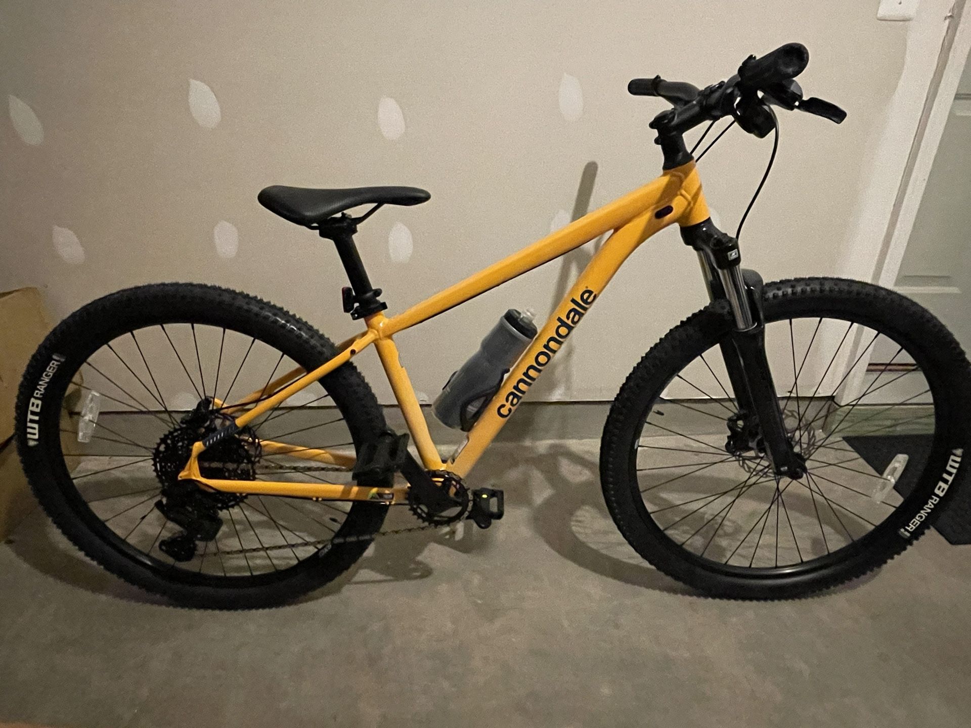 Cannondale Trail 5 Mountain Bike New Condition 