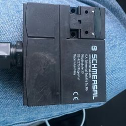 1Pcs Used SCHMERSAL Safety door switch  AZM 270SK-11ZRKA