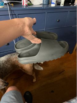 Men’s Yeezy slides size 11